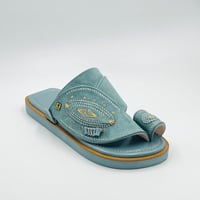 حذاء مطرز زري ذهبي