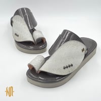 حذاء لون رصاصي جلد افعى طبيعي