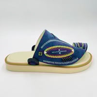 حذاء لون كحلي شامواه مطرز صوف كتان