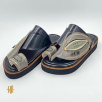 حذاء لون رصاصي مع اسود مطرز