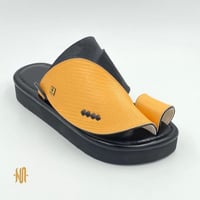 حذاء لون اصفر مع اسود جلد سحليه