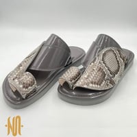 حذاء لون رصاصي مع ابيض جلد ثعبان طبيعي