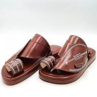 حذاء لون بني غامق مطرز صوف كتان