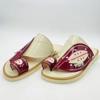 حذاء لون سكري مطرز زري فضي مع صوف كتان