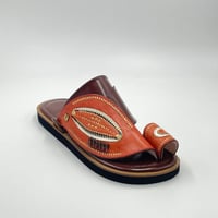 حذاء مطرز زري ذهبي