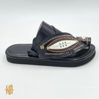 حذاء لون اسود مطرز زري ذهبي