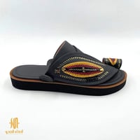 حذاء جلد اسود مطفي مطرز ذهبي