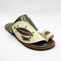 حذاء لون سكري مع أخضر مطرز صوف كتان