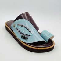 حذاء لون سماوي مطرز صوف كتان