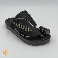 حذاء لون اسود مطفي مطرز زري ذهبي