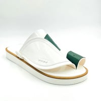 حذاء لون ابيض مع جلد نعام أخضر مطبوع