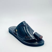 حذاء لون اسود ساده