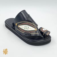 حذاء لون اسود مطرز زري ذهبي