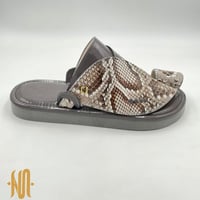 حذاء لون رصاصي مع ابيض جلد ثعبان طبيعي