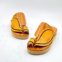 حذاء مطرز زري ذهبي