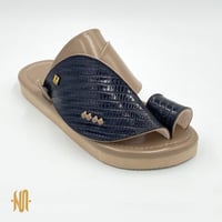 حذاء جلد سحليه لون اسود مع بيج