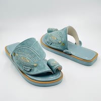 حذاء مطرز زري ذهبي