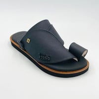 حذاء لون اسود مطفي ساده