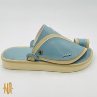 حذاء لون سماوي لاين بيج