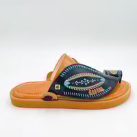 حذاء لون اسود مع جملي مطرز