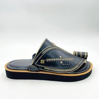 حذاء لون اسود مطرز زري ذهبي