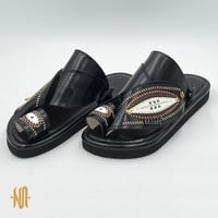 حذاء لون اسود مطرز زري ذهبي