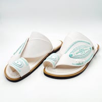 حذاء لون ابيض مطرز صوف كتان