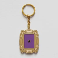 ميدالية باب شقة مونيكا