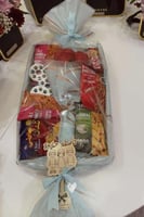 ورد صناعي مع قرقيعان