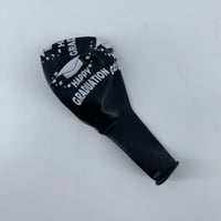 بلون تخرج أسود مع نفخ