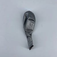 بلون رمادي غامق مع نفخ