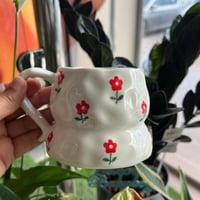 كوب زهور حمراء