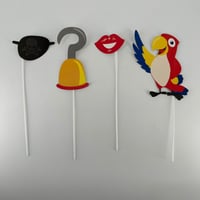 اقنعه حفله مع عصا القرصان