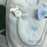 بروش صدف الحصان مطلي فضه المقاس الوسط مع تعليقه ال...