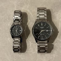 ساعتيّ كوارتز اسود