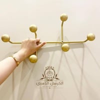 علاقة عبايات جدارية ذهبي ديزاين الفخامة والأناقة