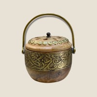 مبخرة خشب دائرية صغيرة مع حامل ذهبي أنيق