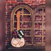 قيتار مع مكان مخصص للهدية