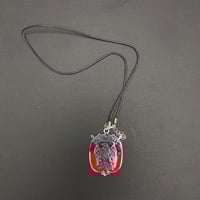 تعليقة شعار أبوظبي فضي