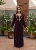 قميص مخمل كم طويل بتطريز في الصدر