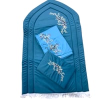 شرشف صلاة مطرز + سجادة اسفنج مطرزة + لبس مصحف مطرز