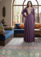 قميص مخمل كم طويل بتطريز في الصدر