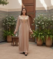 قميص مخمل كم طويل بتطريز في الصدر