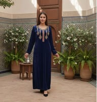 قميص مخمل كم طويل بتطريز في الصدر