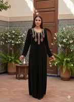 قميص مخمل كم طويل بتطريز في الصدر