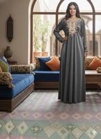 قميص مخمل كم طويل بتطريز في الصدر