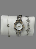 ساعة نسائية فضية مع الأساور