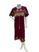 قميص نسائي مطرز بخيط قصير