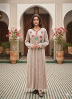 قميص مخمل كم طويل بتطريز في الصدر