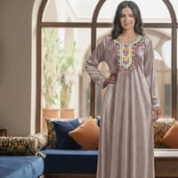 قميص مخمل كم طويل بتطريز في الصدر